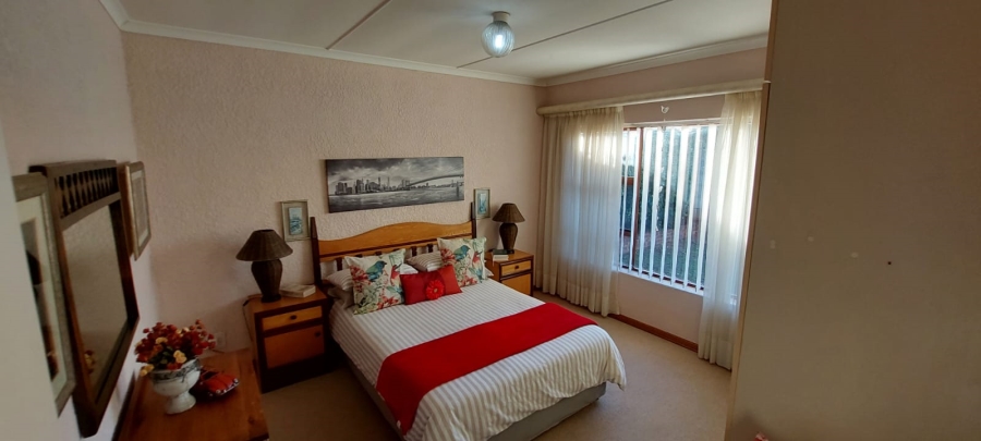 5 Bedroom Property for Sale in Wavecrest Eastern Cape